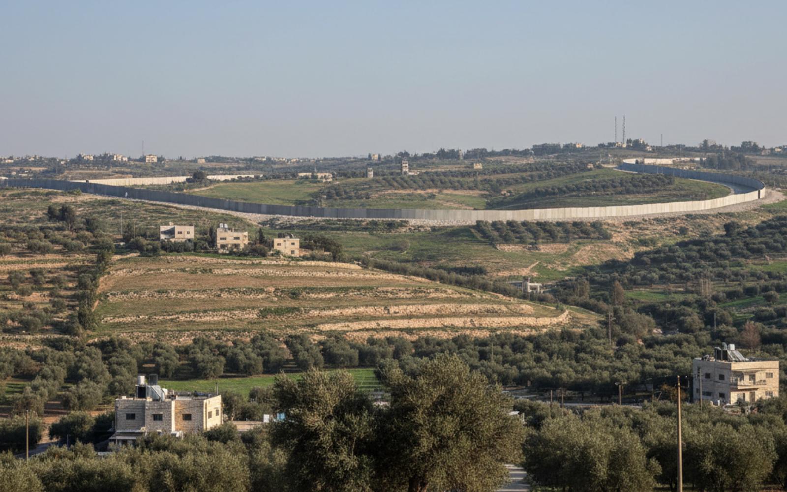 الاحتلال يصعد انتهاكاته: حملة اعتقالات واسعة، أوامر هدم، واعتداءات مستوطنين بالضفة