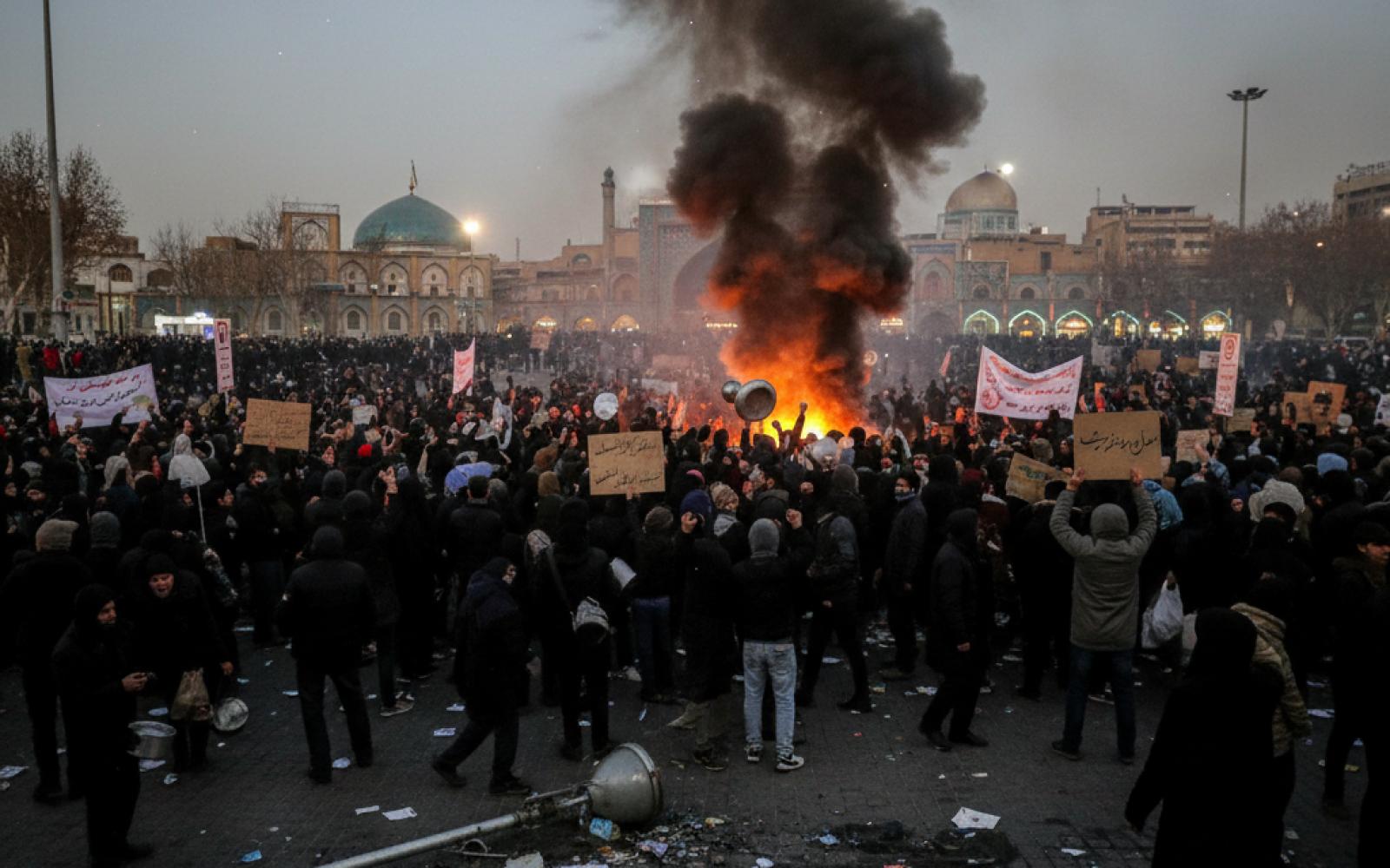 احتجاجات إيران تتسع وتتجه للعنف غرباً مع تحذير أمريكي من أي استهداف للمتظاهرين