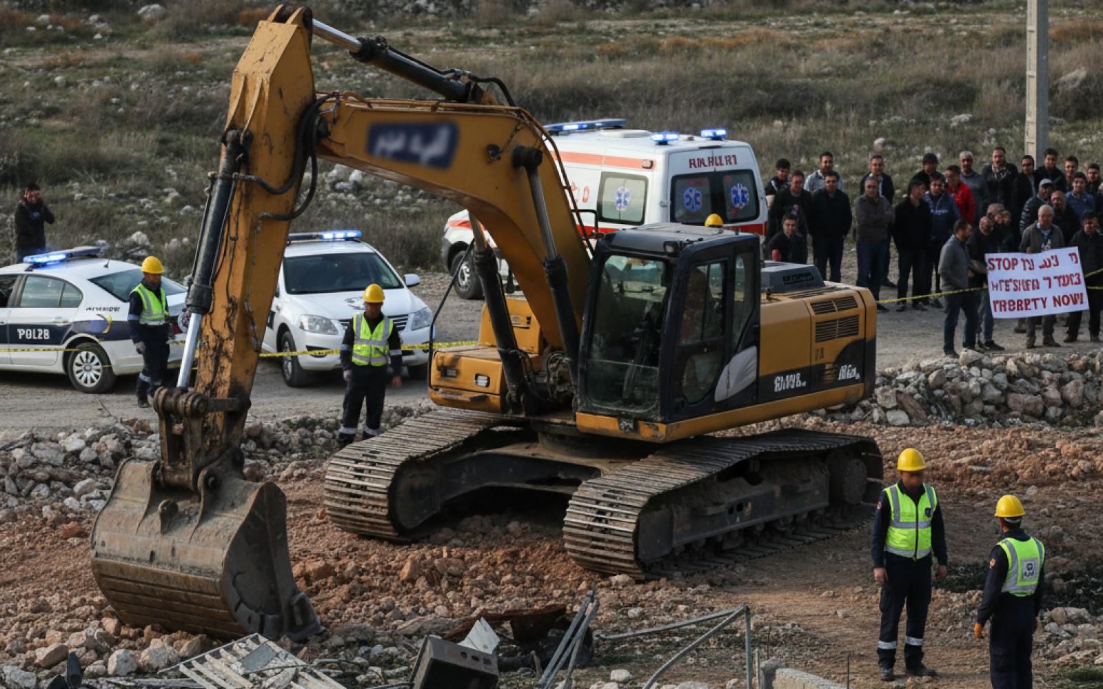 [فاجعة عمل جديدة: وفاة مسن بالجليل إثر سقوط آلة ثقيلة وتجدد المطالب بتحسين السلامة]