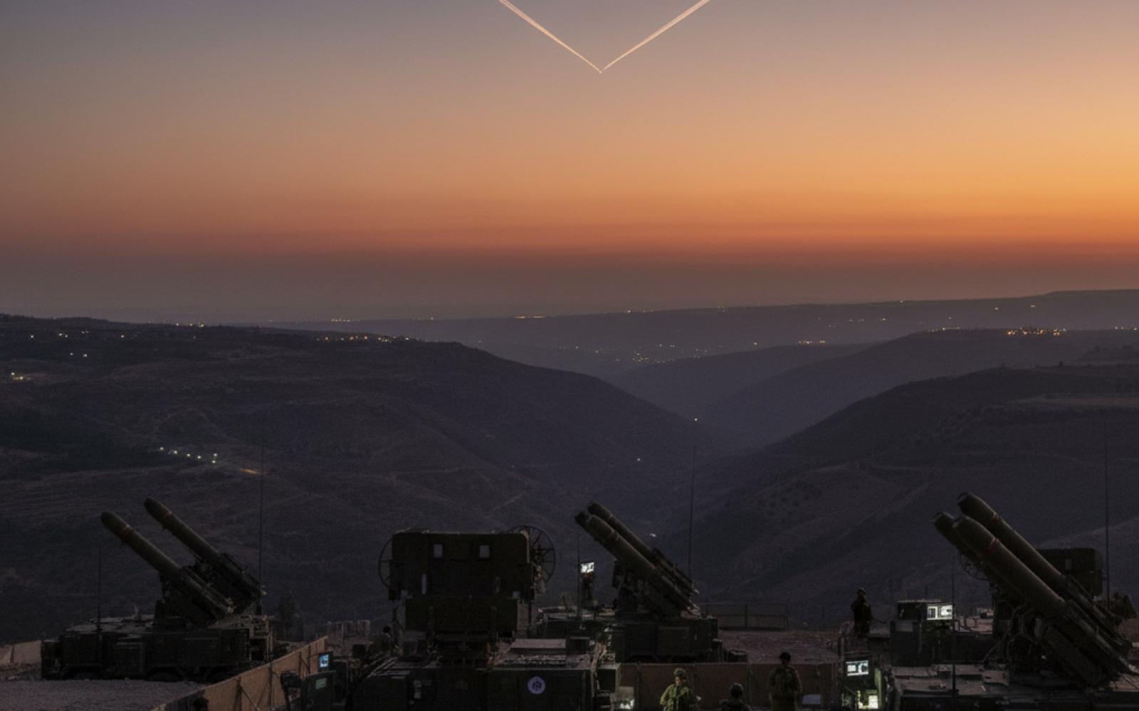 تل أبيب تستعد لـ"حرب فجائية" وتدرس عملية برية بلبنان وسط توترات إيران