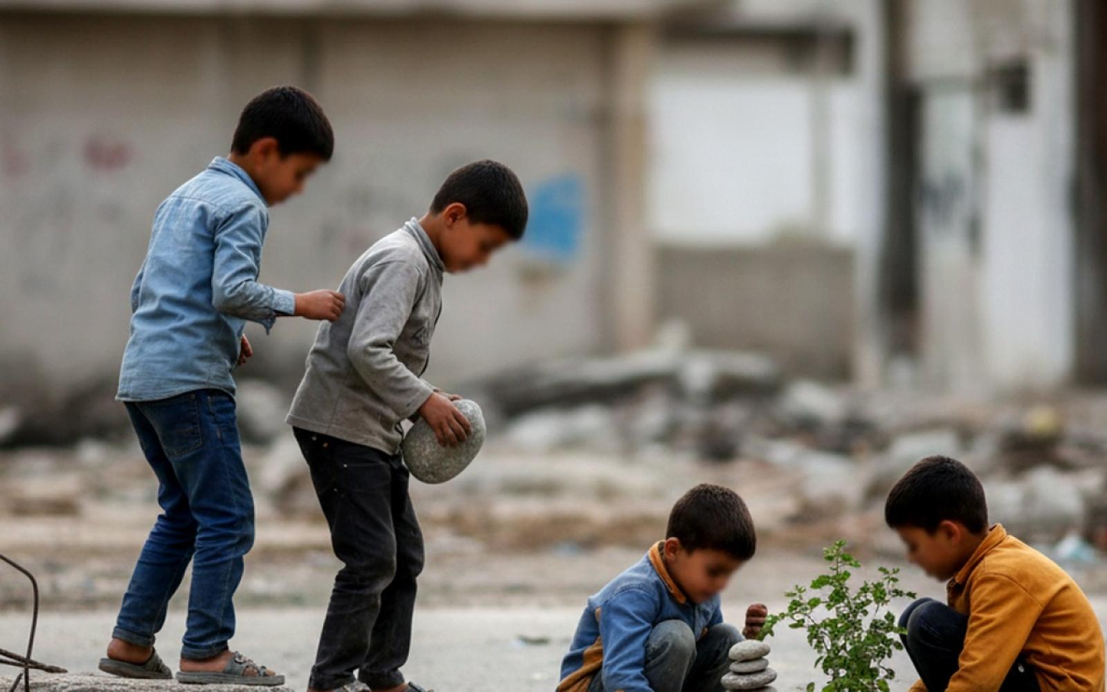 صمود غزي: أطفال القطاع يعانقون العلم في خيام تعليمية تحت مرمى الاحتلال