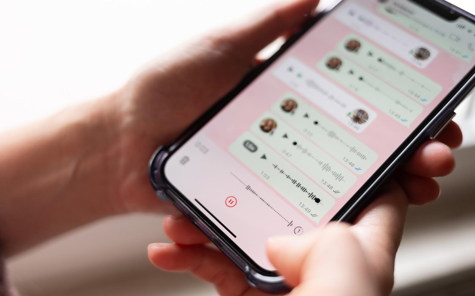 هل تحولت الرسائل النصية من جسر تواصل إلى حاجز يعزلنا عن واقع علاقاتنا؟