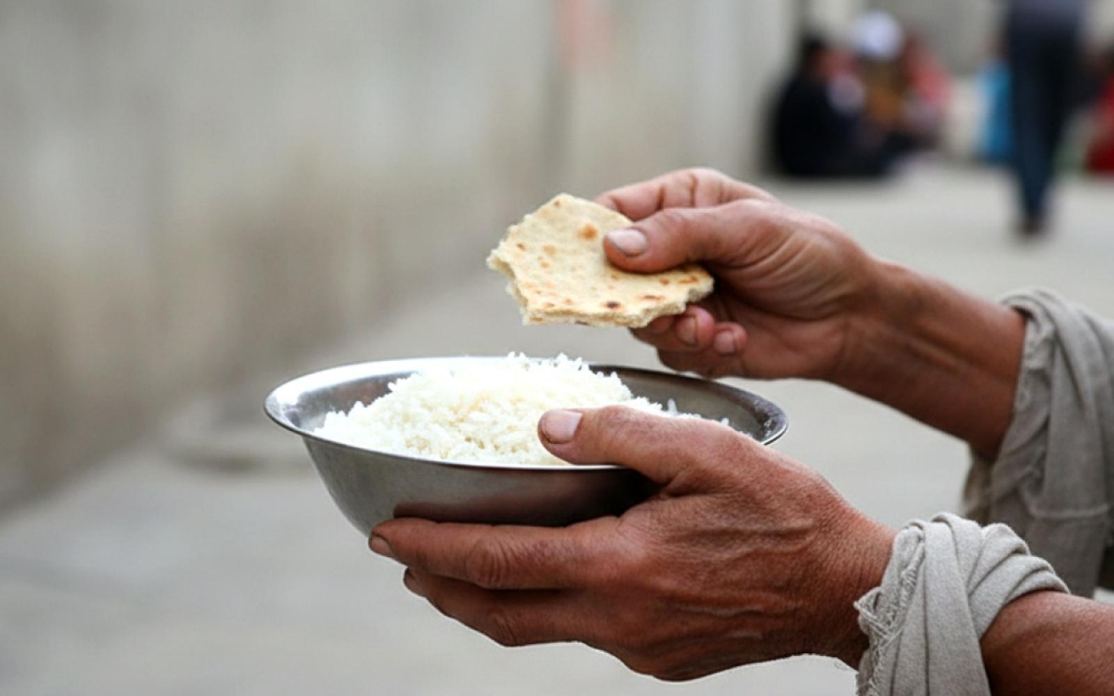 مأساة إنسانية في غزة: مسنة وابنها يعيشان بعربة جرار ومنفاخ سيارات بديل لجهاز التنفس