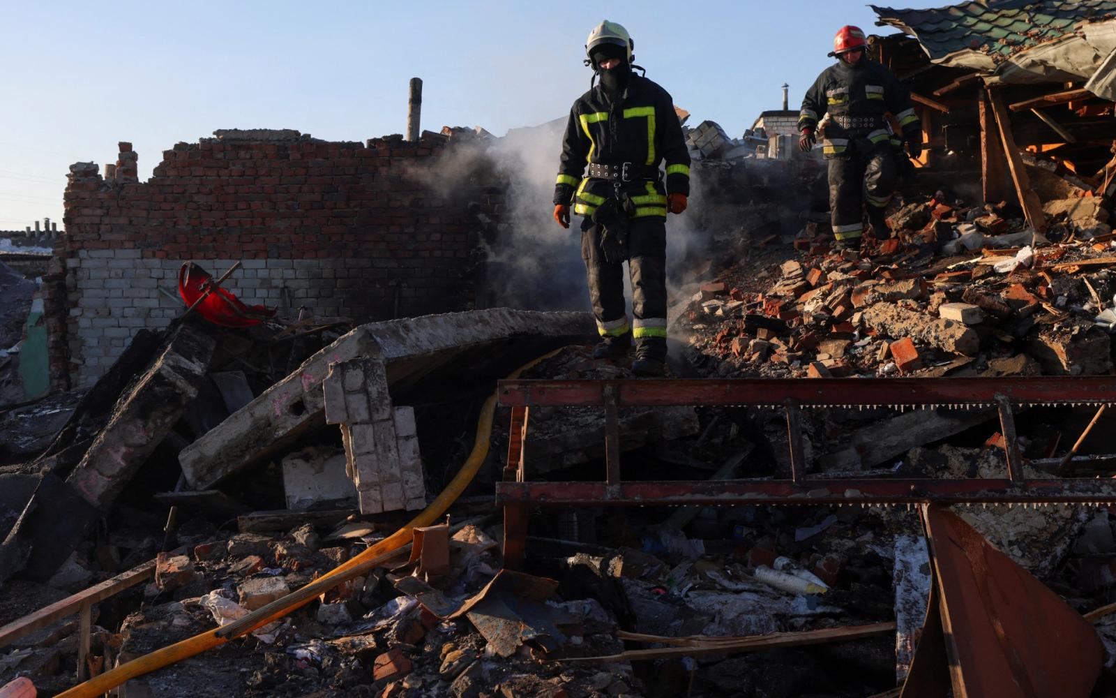 تصعيد روسي يضرب البنية التحتية الأوكرانية وشركات أميركية متجاهلاً جهود السلام