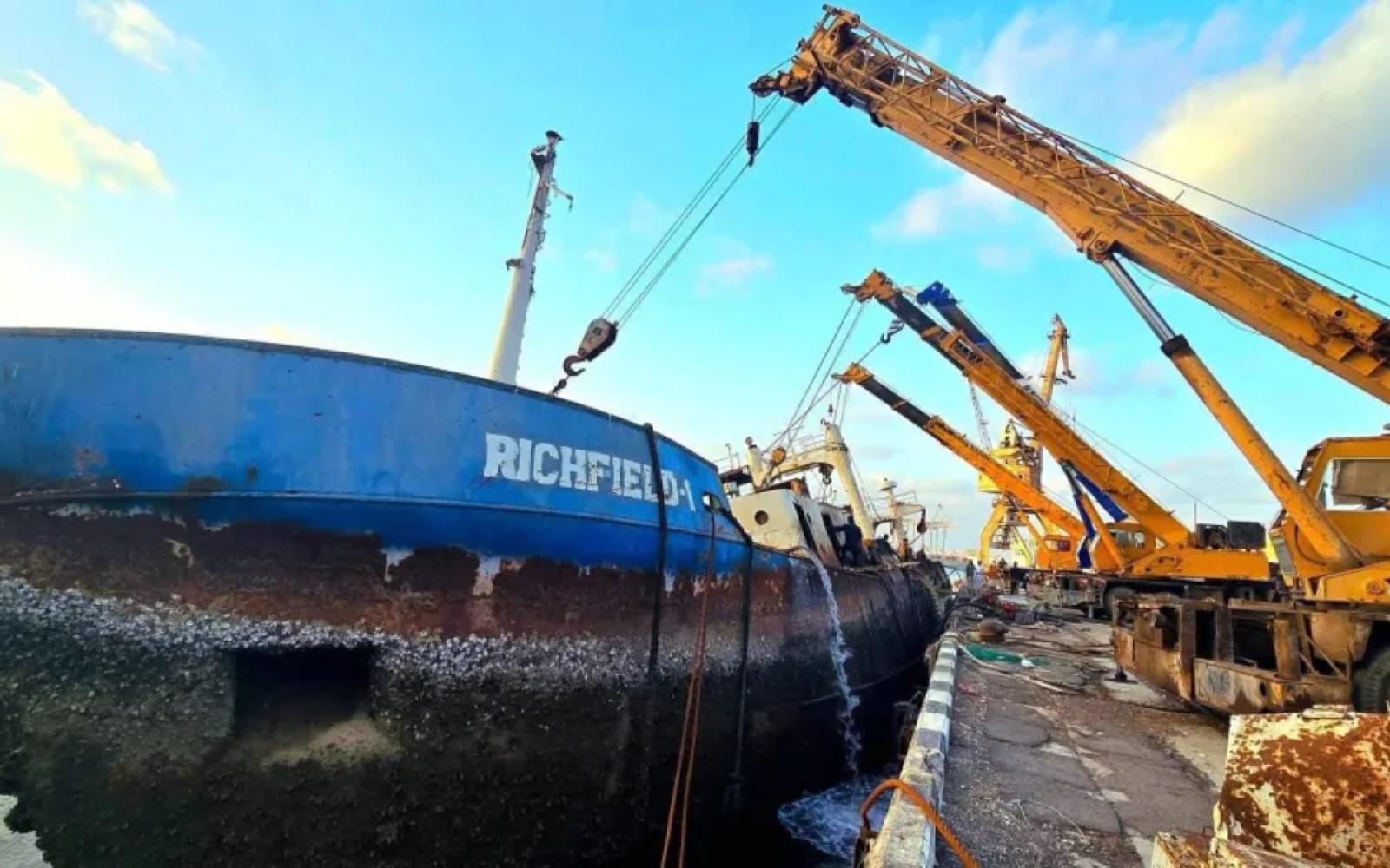 اليمن تستعيد نبض ميناء عدن السمكي: انتشال سفينة ثانية يعيد الأمل للاقتصاد