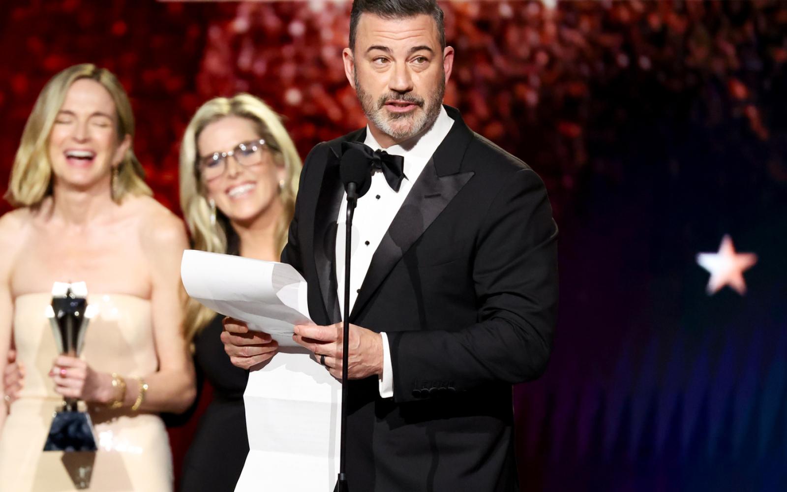 كيميل يثير الجدل بسخريته اللاذعة من ترامب في حفل جوائز هوليوود