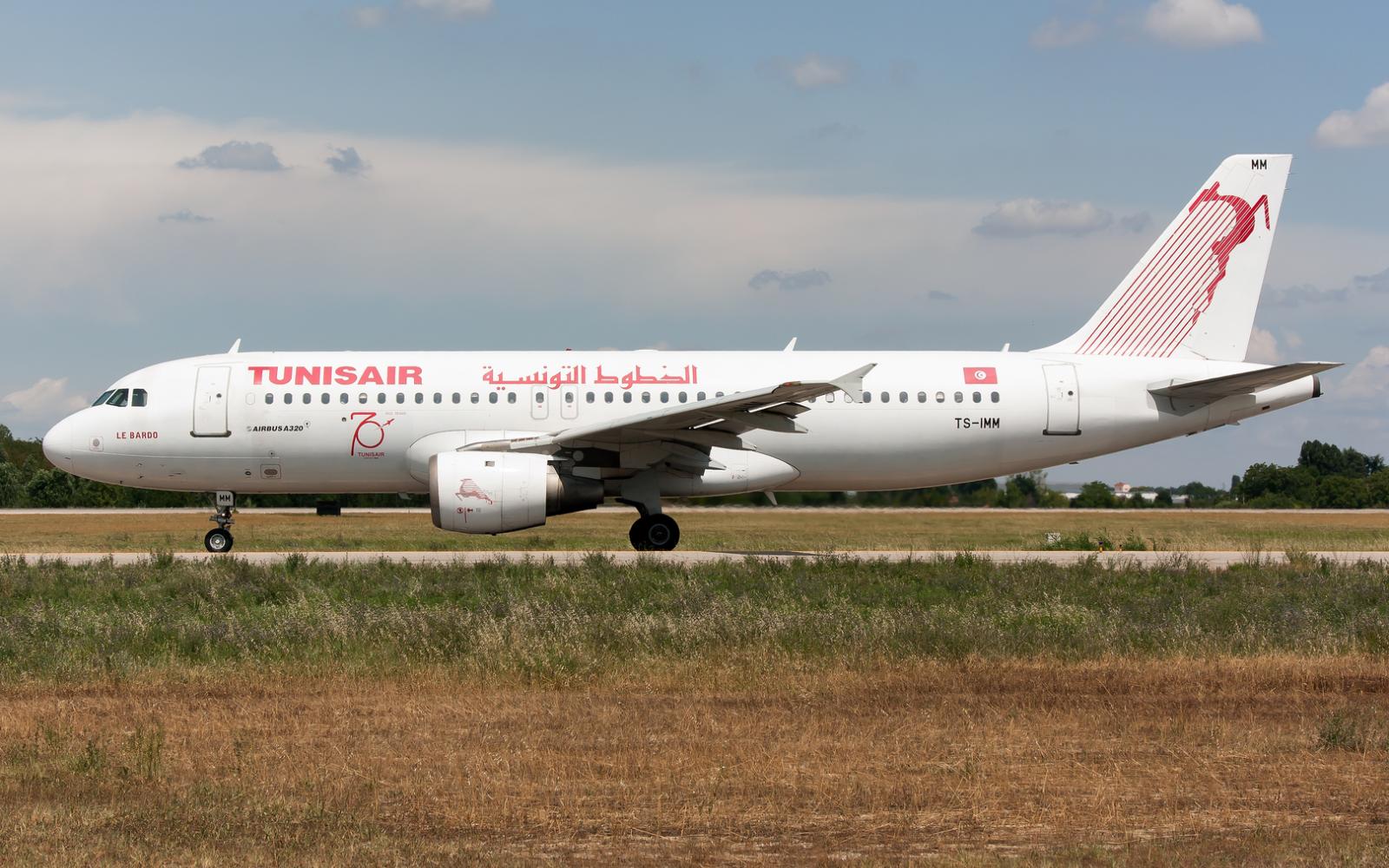 وعكة صحية مفاجئة لمسافرة مغربية تجبر طائرة تونسية على الهبوط اضطرارياً بالجزائر