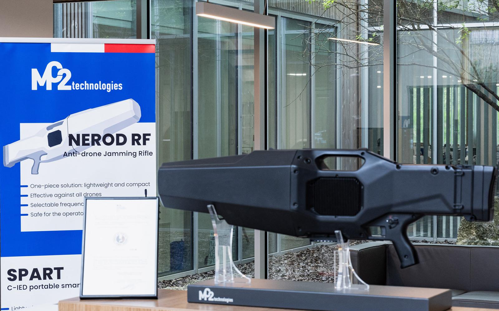 جنود اليونيفيل يشهرون سلاحًا غير مألوف ضد مسيرة إسرائيلية جنوب لبنان