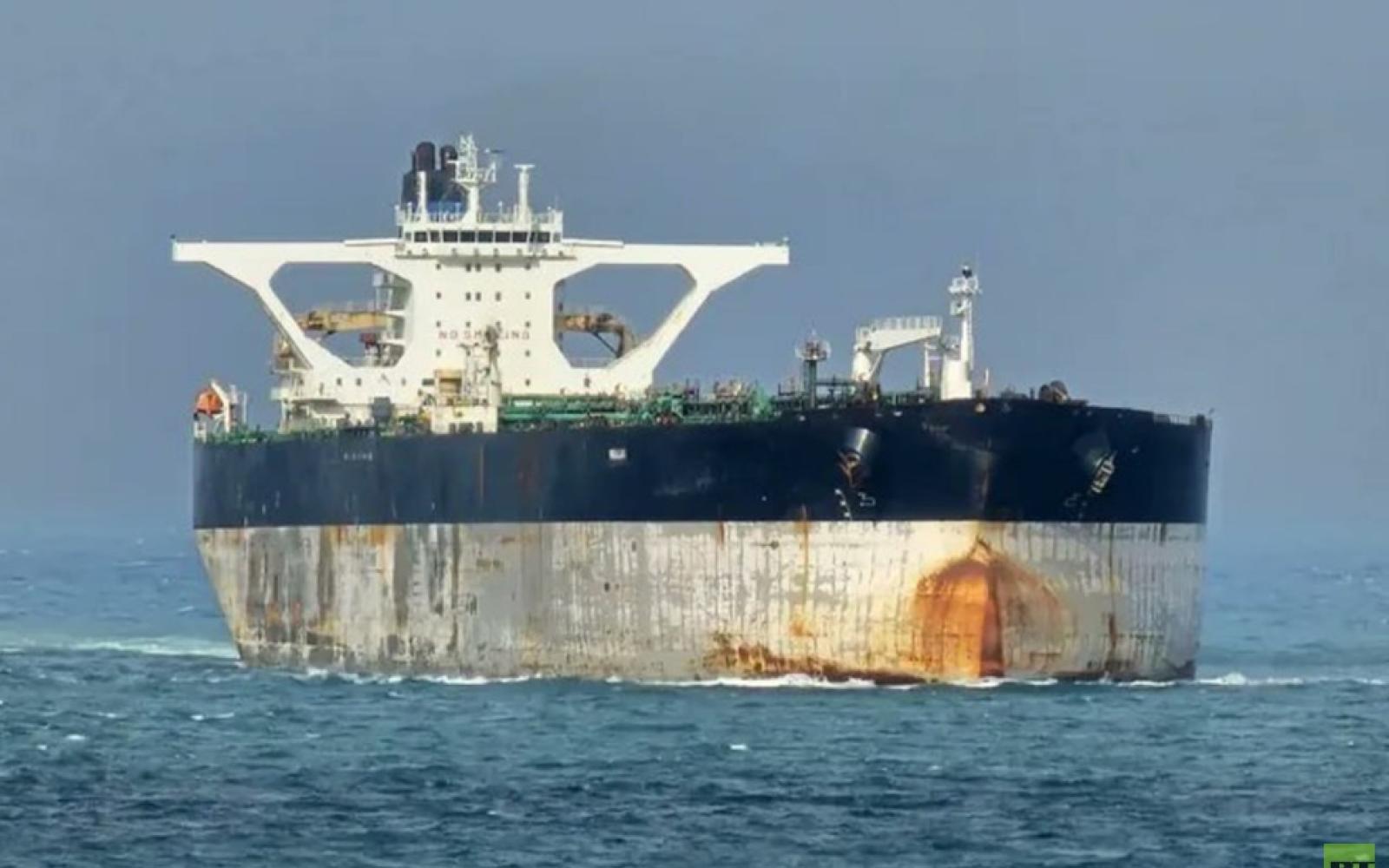 مطاردة مثيرة في الأطلسي: خفر السواحل الأمريكي يحاول اعتراض ناقلة نفط روسية