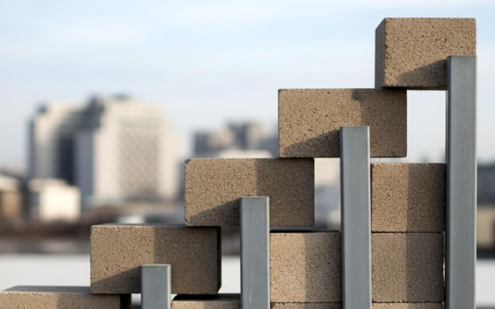 تصاعد العدوان الإسرائيلي الإقليمي: غارات لبنان واقتحامات الضفة وأزمة غزة الاقتصادية