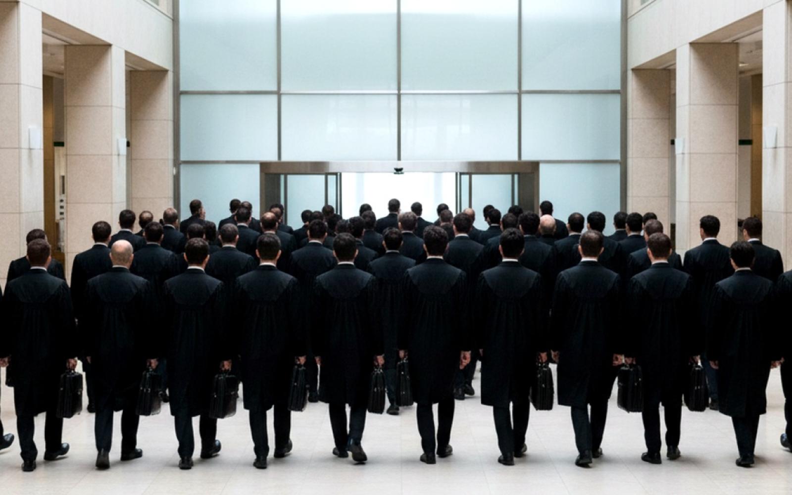 المحامون المغاربة يشلون المحاكم احتجاجاً على مشروع قانون يهدد استقلالية مهنتهم