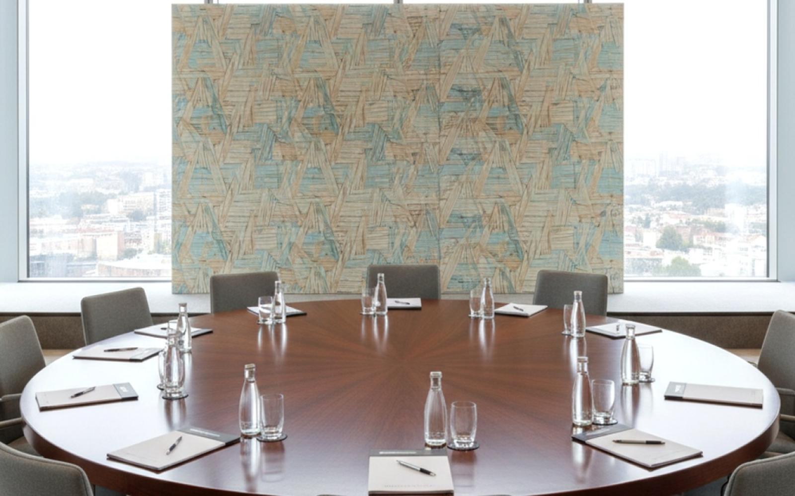 المجلس الرئاسي اليمني يعقد اجتماعاً طارئاً ويطيح بالزبيدي ووزيرين وسط تطورات الجنوب