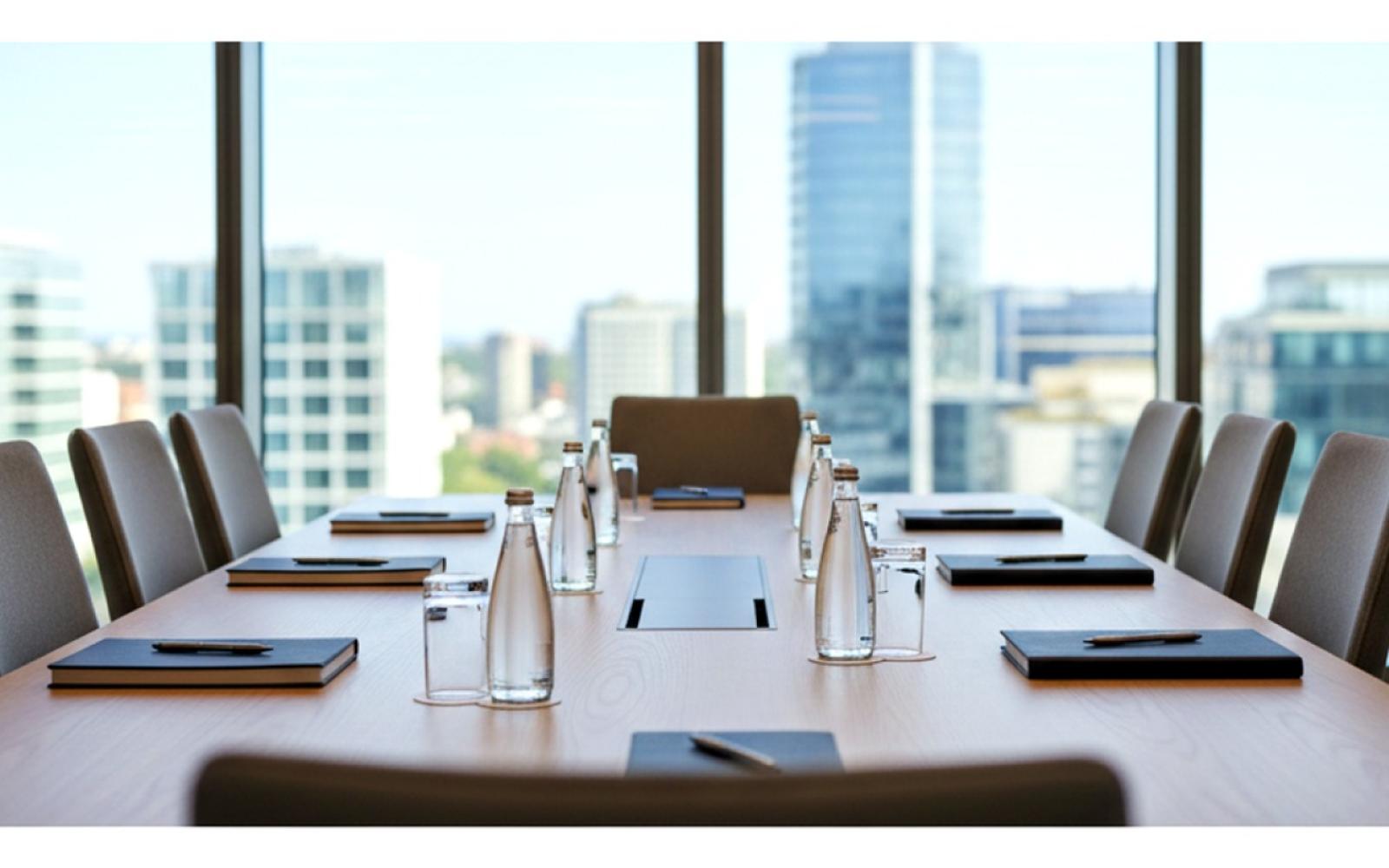 المبعوثة الأمريكية بلبنان في علاقة مع مصرفي لبناني وسط جدل إنفاق أموال المودعين