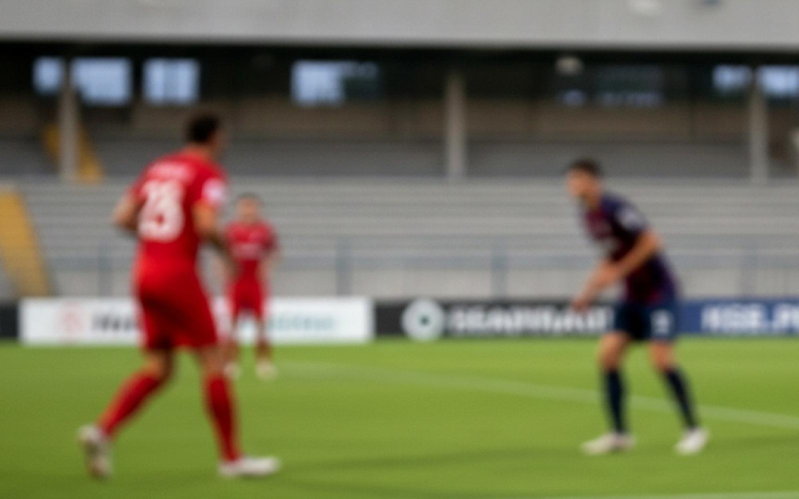 ليفربول يواجه آرسنال بتحديات كبيرة: سلوت يقلق بشأن هدافه ويُشيد بقوة خصمه