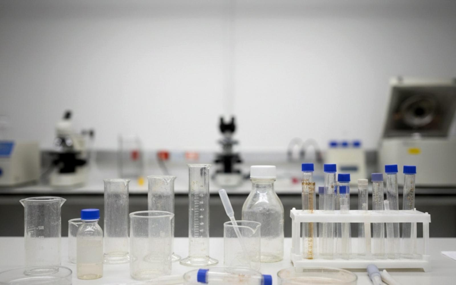 نقص كارثي بالمستهلكات المخبرية يهدد حياة المرضى ويشل الرعاية الصحية بغزة