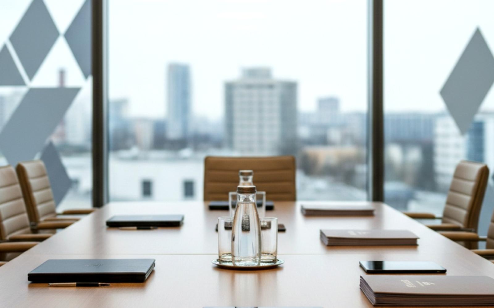 الحكومة اليمنية تطلق تحركات مكثفة لإعادة رؤوس الأموال وتحفيز الاستثمار بحضرموت