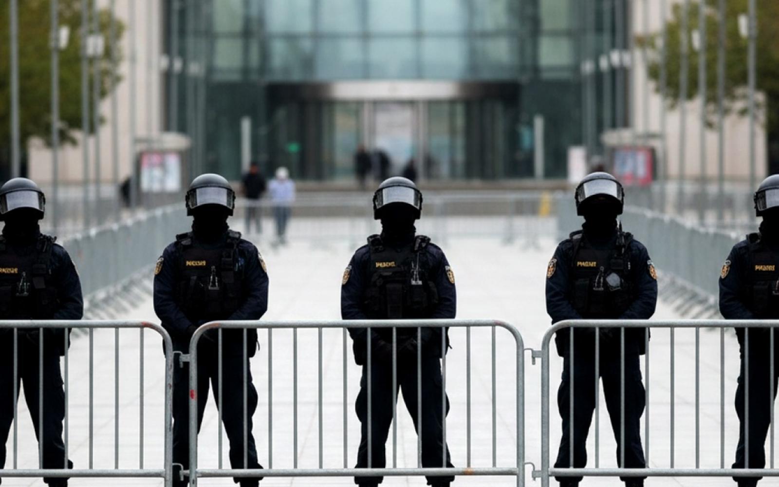 إجراءات أمنية مشددة في عدن: حظر تجوال ليلي شامل وتعليق حركة السلاح