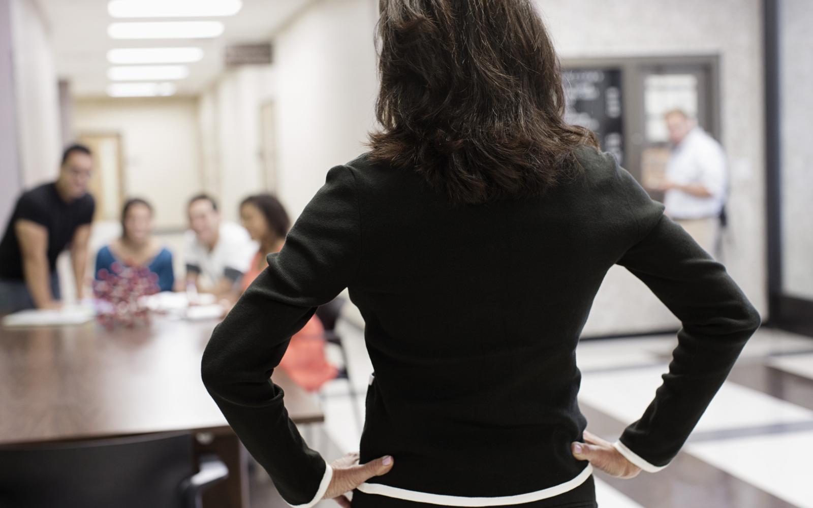 اتهامات خطيرة لمعلمة متزوجة بالاعتداء الجنسي وحيازة مواد استغلال أطفال بأستراليا