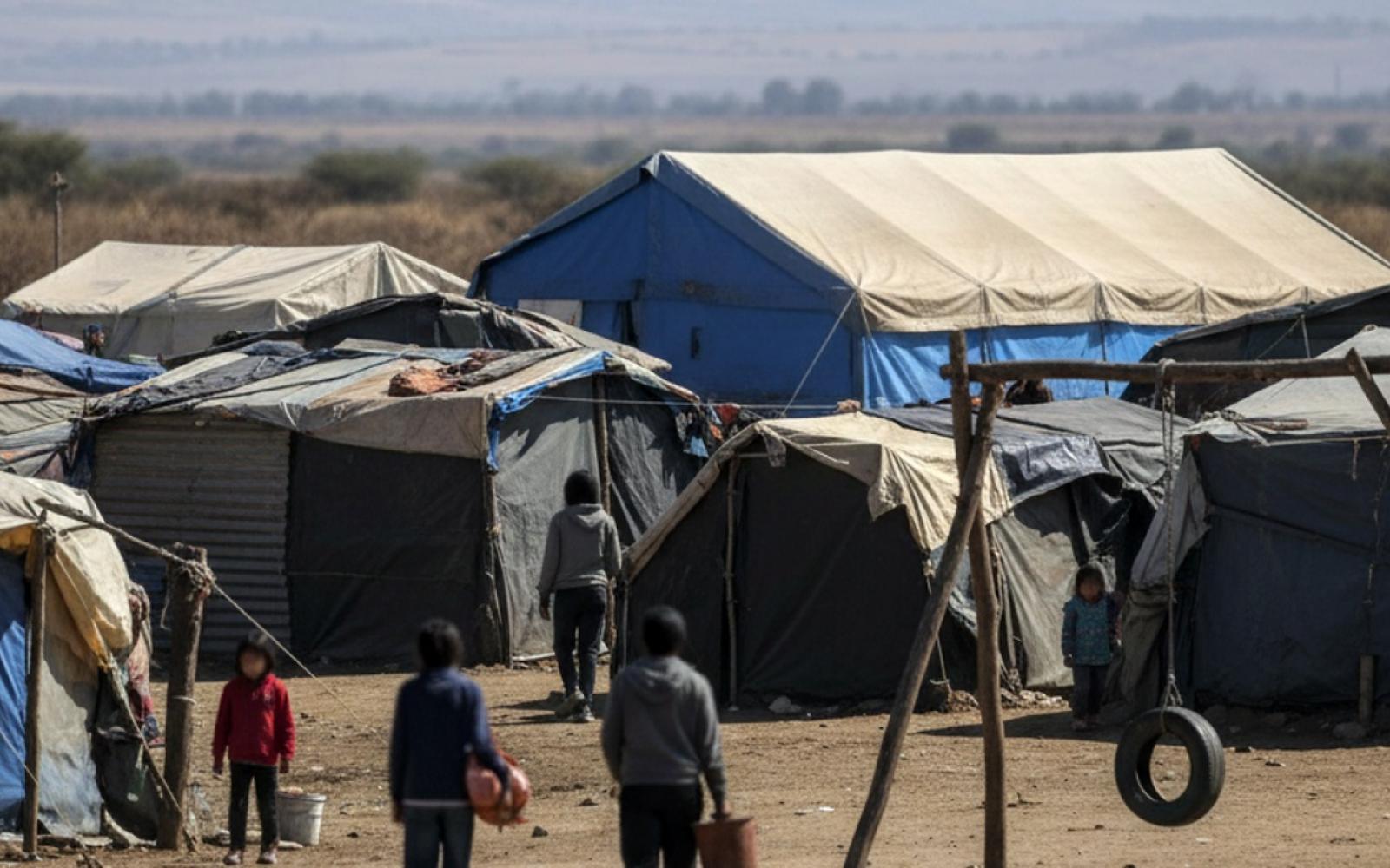 بدموع البراءة.. طفل غزي نازح يصرخ من قسوة البرد ويحلم بالعودة للمدرسة