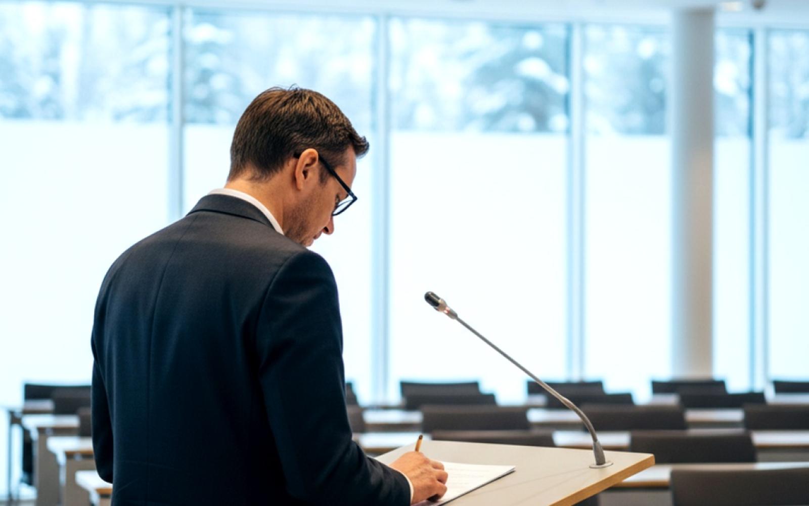 بروفيسور فنلندي يحذر: صراع الموارد الحيوية يدفع العالم نحو نزاع كوني وشيك