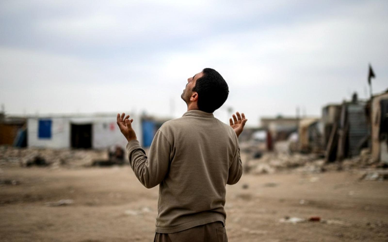 طفل نازح بغزة يصرخ بالدموع: البرد ينهش خيمتنا وأحلام العودة للمدرسة