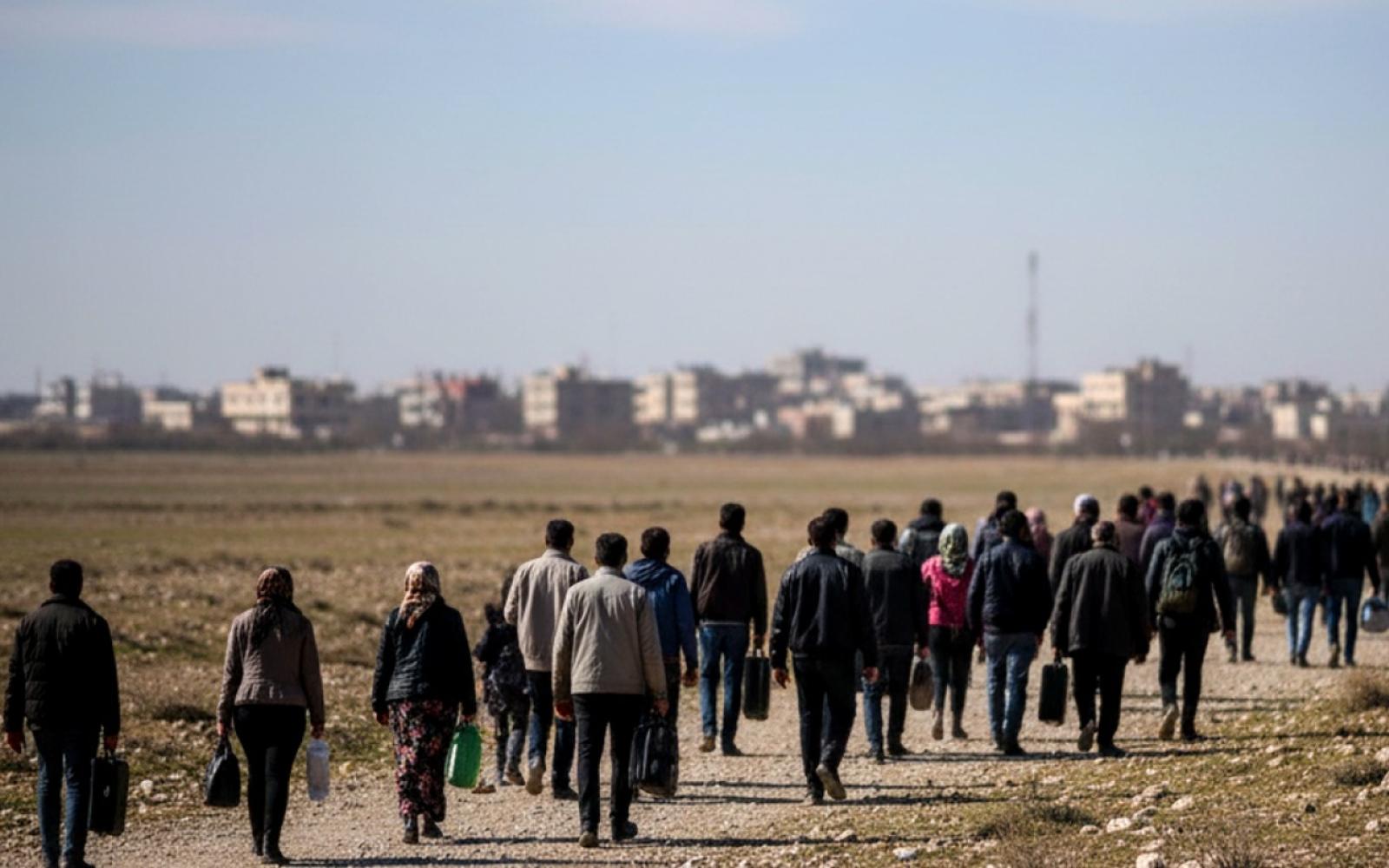 فلسطينيو حلب يواجهون نزوحاً جديداً وسط اشتباكات عنيفة وتدهور أمني متصاعد