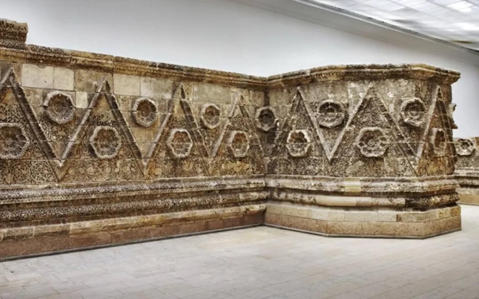 كنوز الفن الأموي تزين متاحف عالمية وفلسطينية: إرث معماري وتصويري من بادية الأردن وأريحا