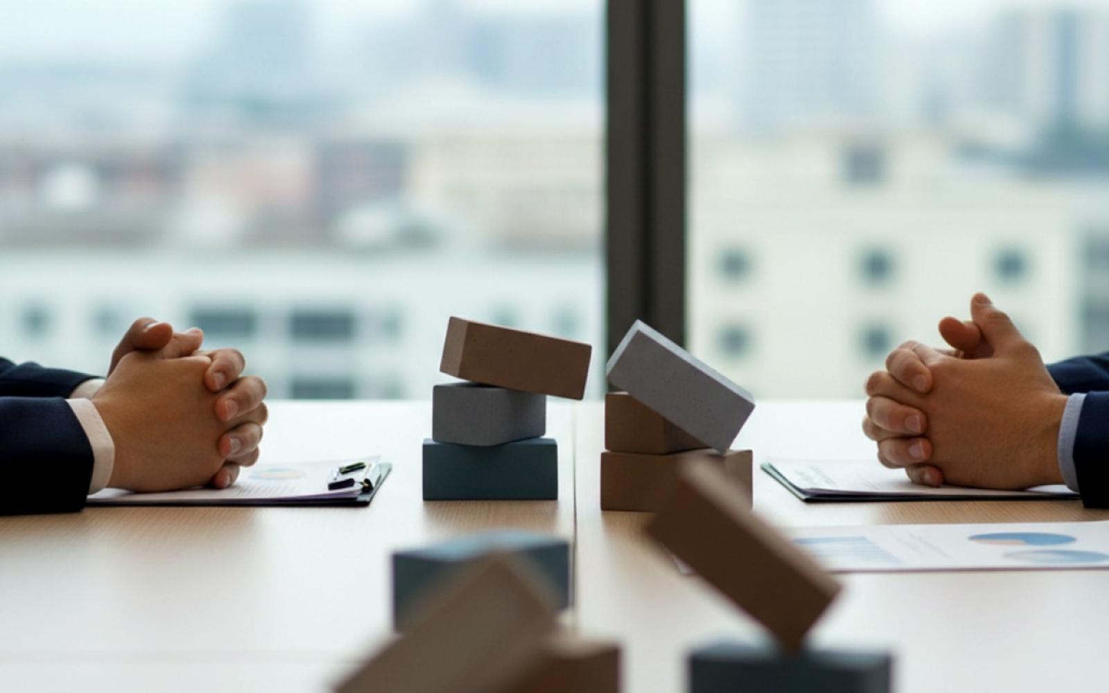 خلافات حادة تضرب مجلس القيادة الرئاسي اليمني وتهدد استقرار السلطة الانتقالية