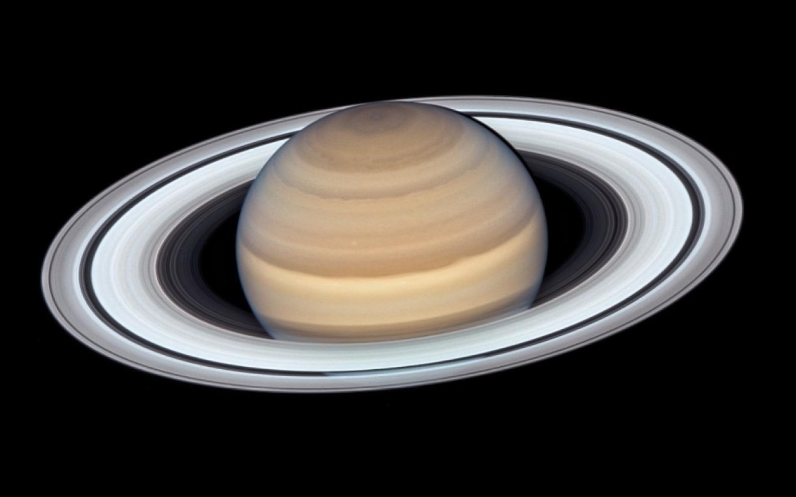 ظاهرة فلكية فريدة: حلقات زحل تعود للتألق في سماء 2026 بعد اختفاء وهمي