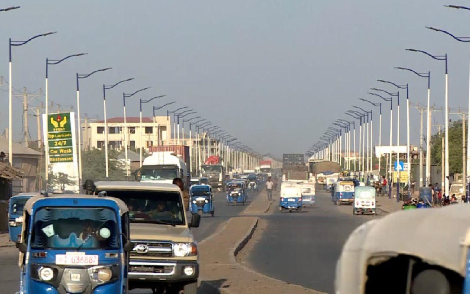 فاجعة المهاجرين في إثيوبيا: 22 قتيلاً وعشرات الجرحى بانقلاب شاحنة بعفر