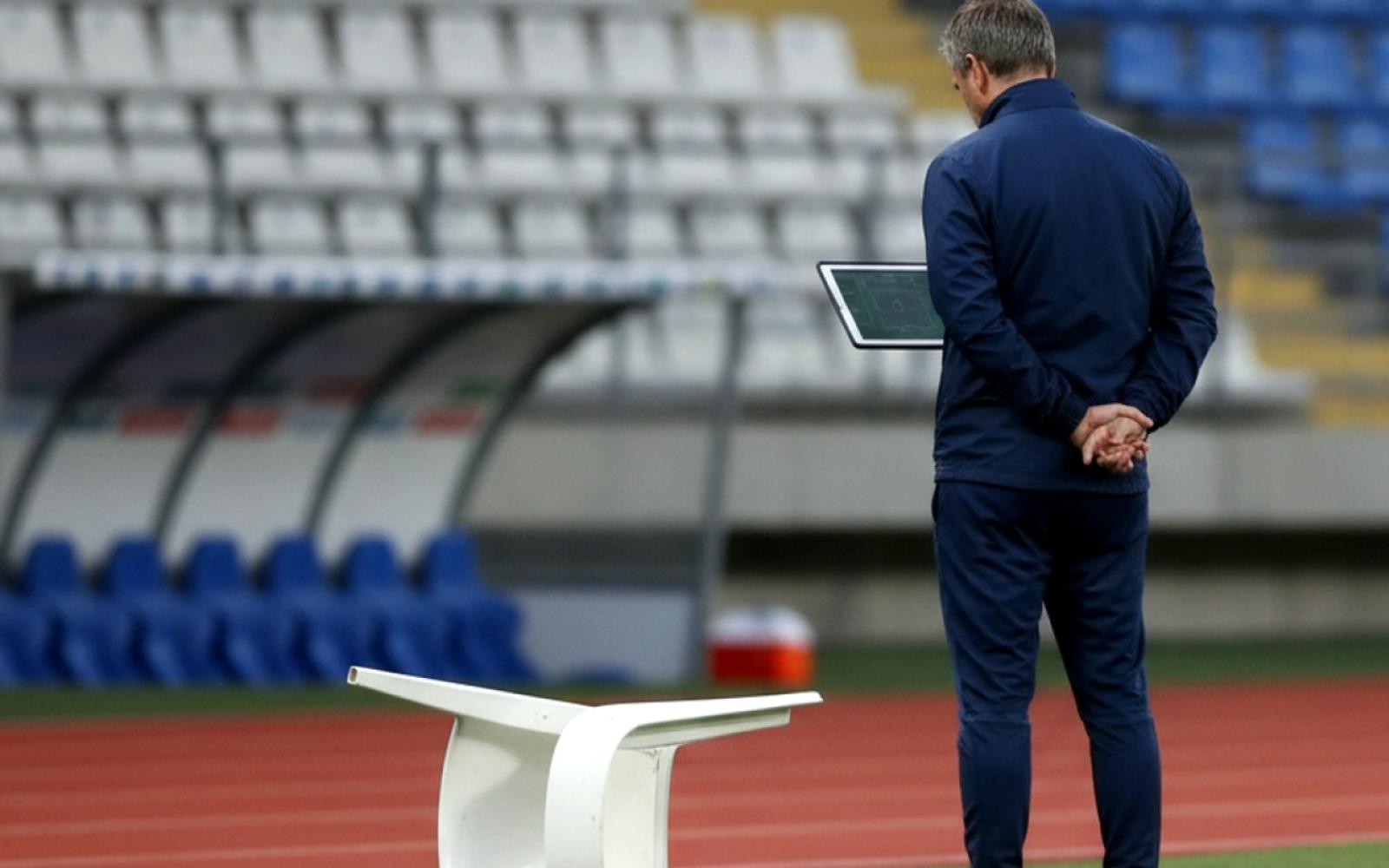 موقف محرج لمدرب توتنهام: كوب قهوة بشعار أرسنال يثير الجدل الكروي