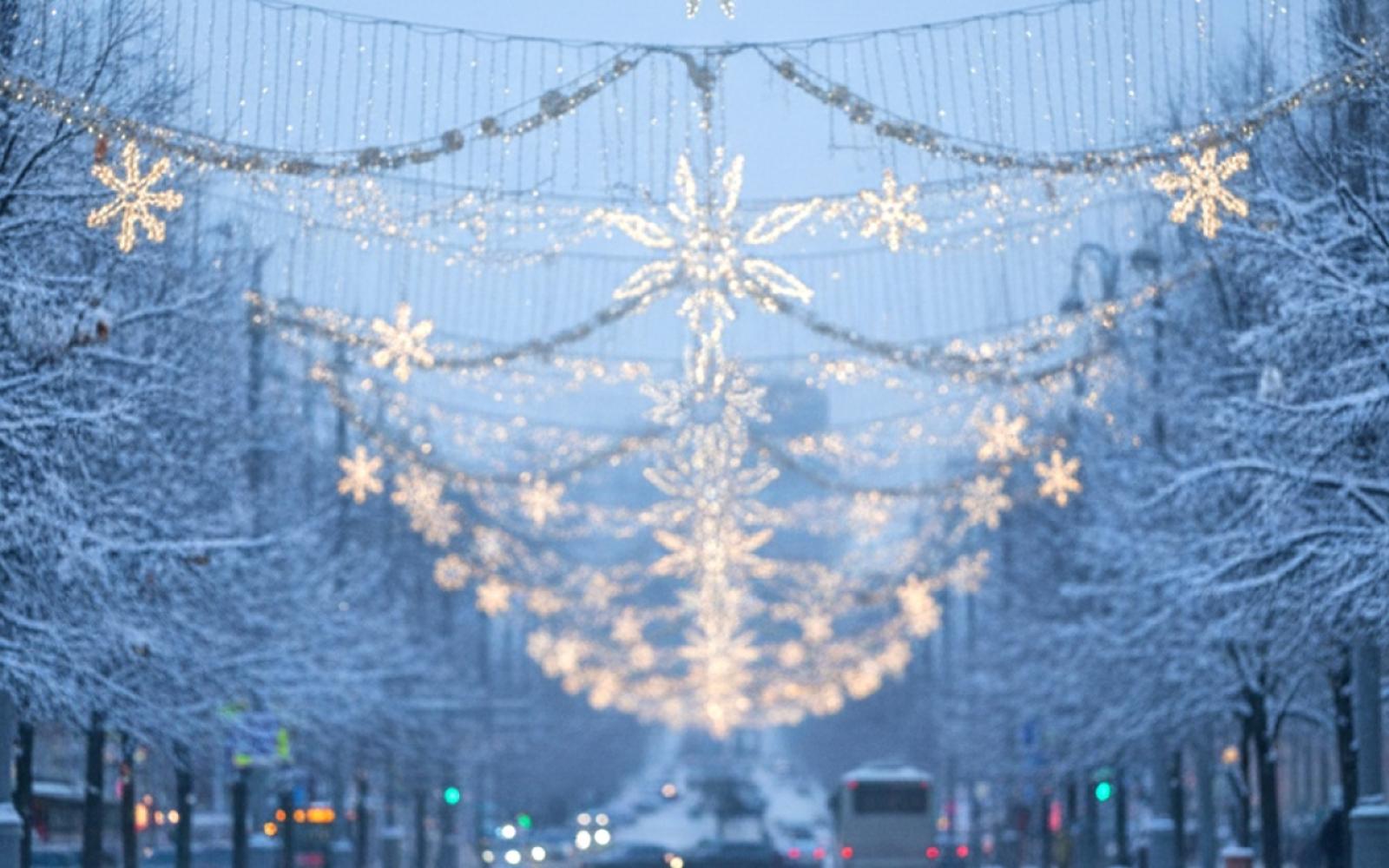 زينة موسكو الشتوية تضيء شوارعها: جرعة أمل وطاقة إيجابية لسكان المدن الكبرى