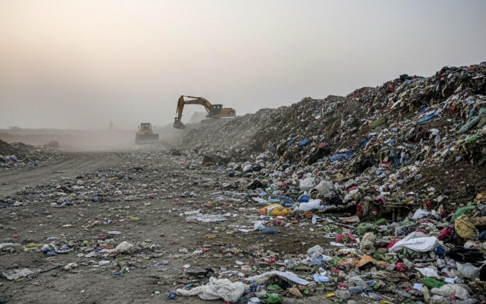 انهيار مكب نفايات بالفلبين يخلّف قتيلاً وعشرات المفقودين وسط سباق مع الزمن