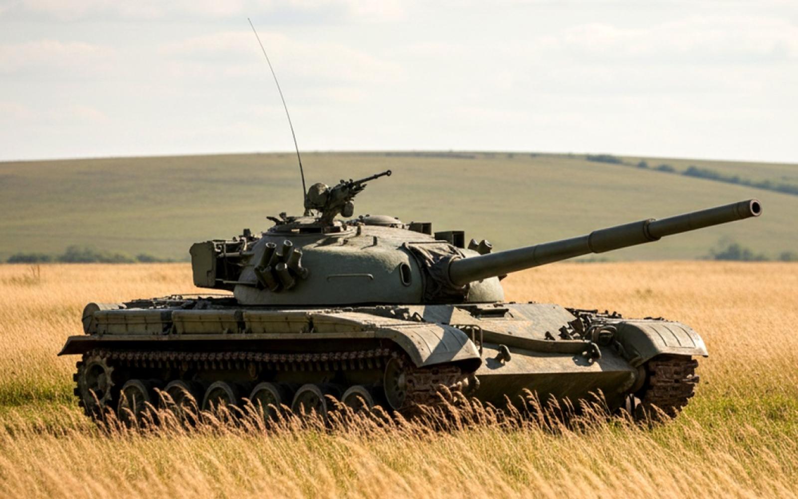 لحظات مرعبة: دبابة سورية تدهس صحفياً وينجو بمعجزة أثناء بث مباشر بحلب