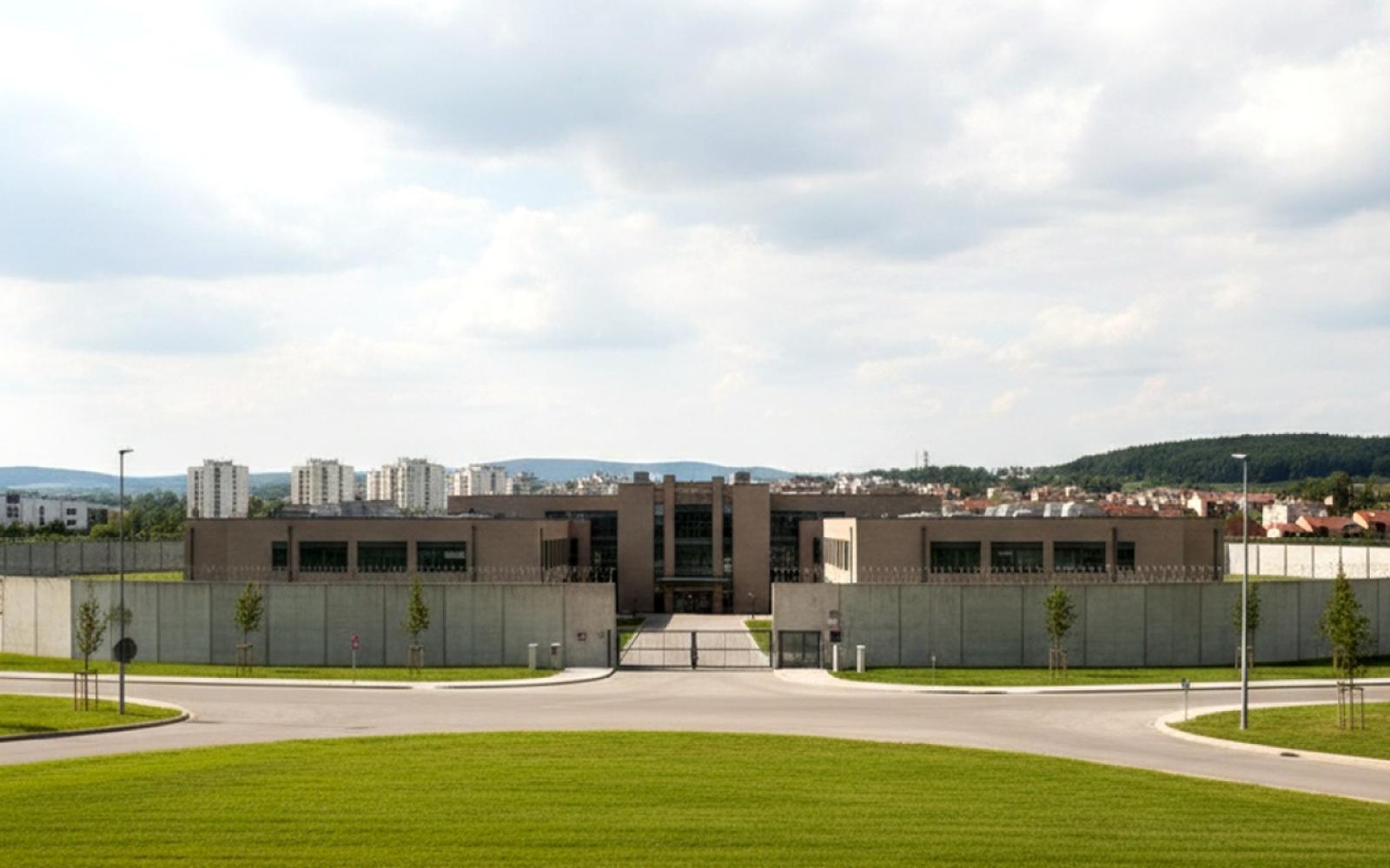 سجون كوسوفو تستضيف نزلاء دنماركيين: اتفاقية دولية تثير تساؤلات أوروبية