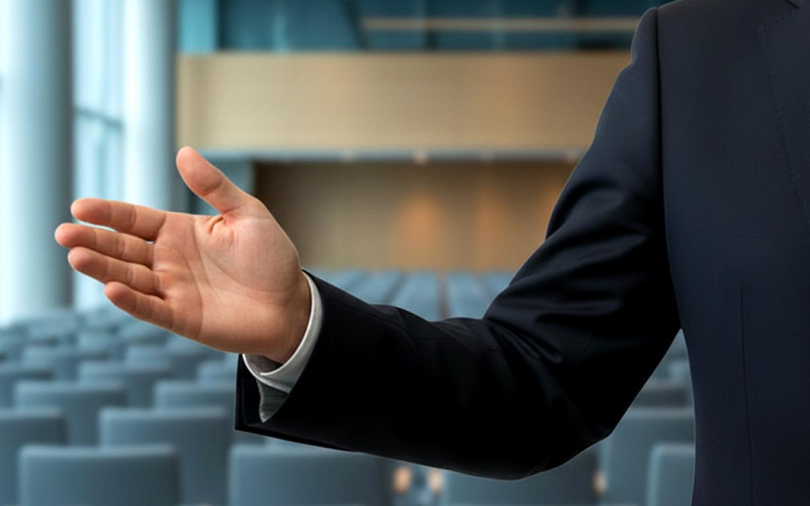 ترامب يهدد إيران بضربات عسكرية ويصر على امتلاك غرينلاند وسط آمال السلام بسوريا