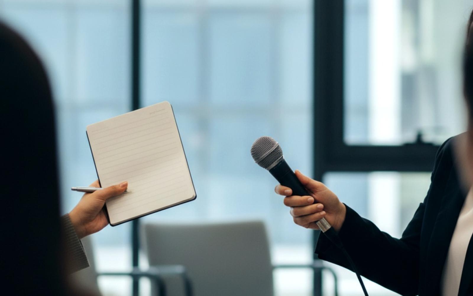 كوستا يثير غضب صحفية هولندية بتعمد السعال في وجهها خلال ذروة جائحة كورونا