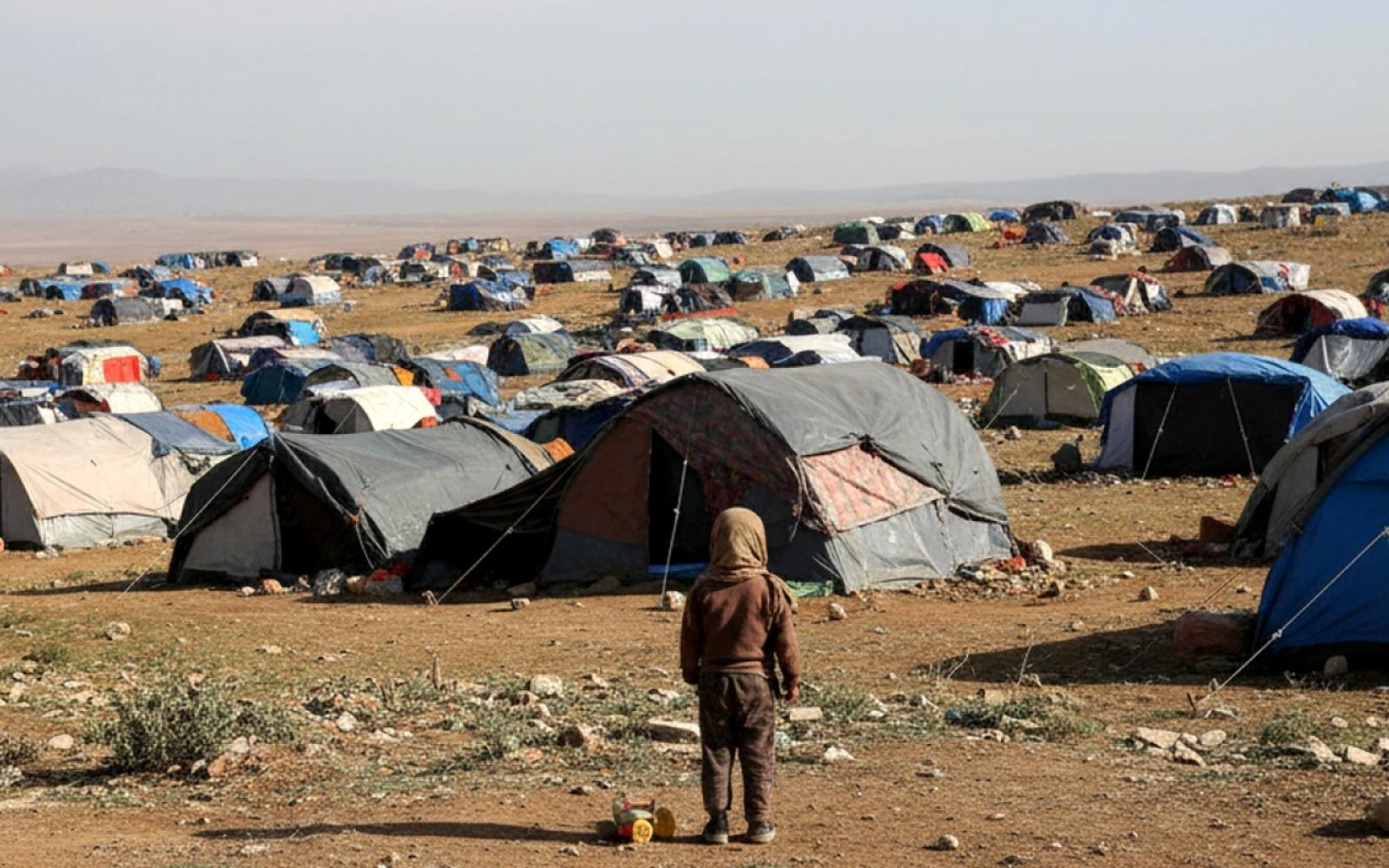 من خيام غزة: طفلة نازحة ترثي أبو عبيدة وتصف مأساة الحياة تحت القصف والبرد