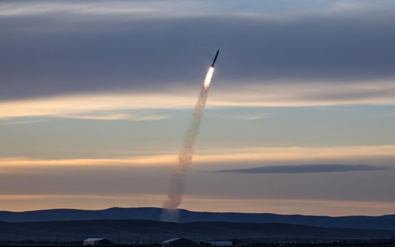 هجوم صاروخي باليستي فائق السرعة يستهدف غرب أوكرانيا ويصيب بنية تحتية حيوية