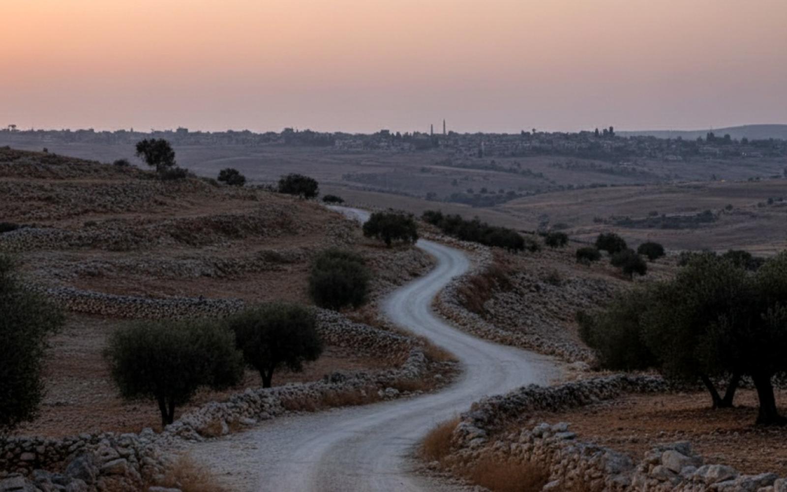 تصعيد إسرائيلي بالضفة: اعتقالات ومداهمات وإغلاق حواجز يعرقل حياة الفلسطينيين