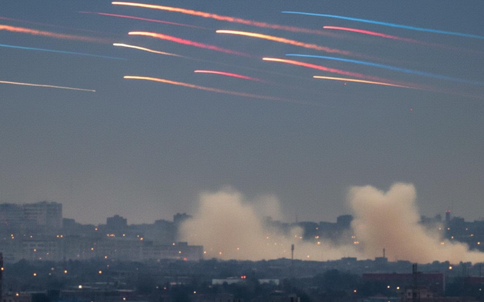 الاحتلال يشن غارات واسعة على مناطق انتشاره بغزة وسط تقييد خانق للمساعدات