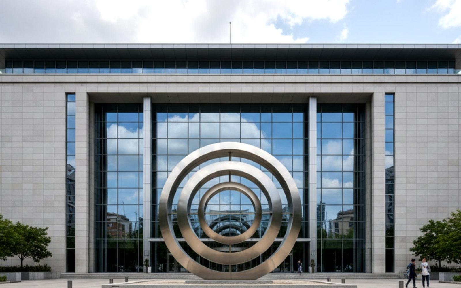 البنك المركزي الفرنسي يحذر من "اختناق مالي" يهدد مستقبل البلاد والأجيال القادمة