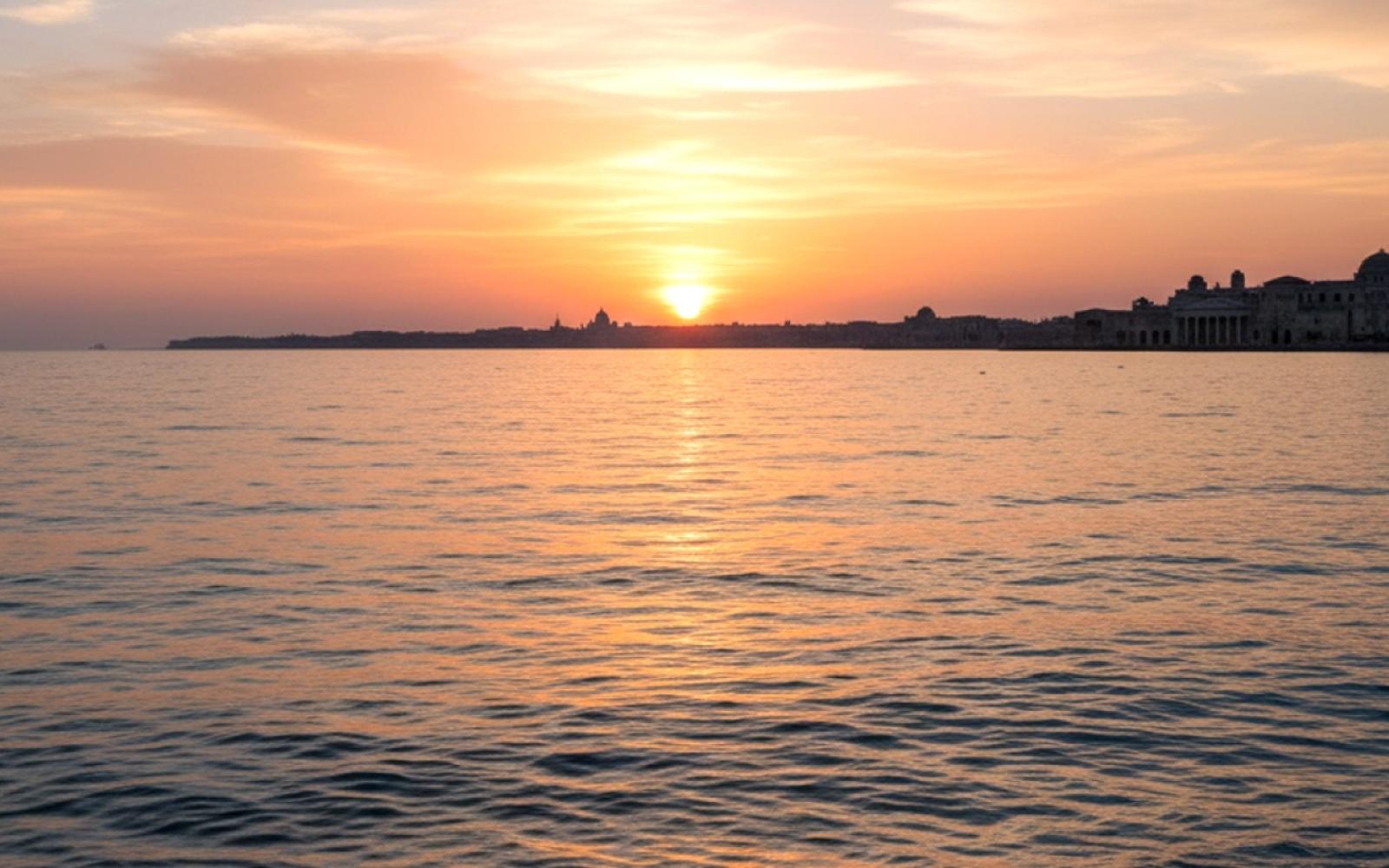 الإسكندرية: درة المتوسط التي احتضنت العالم بتنوعها البشري الفريد وعمارتها الحجرية