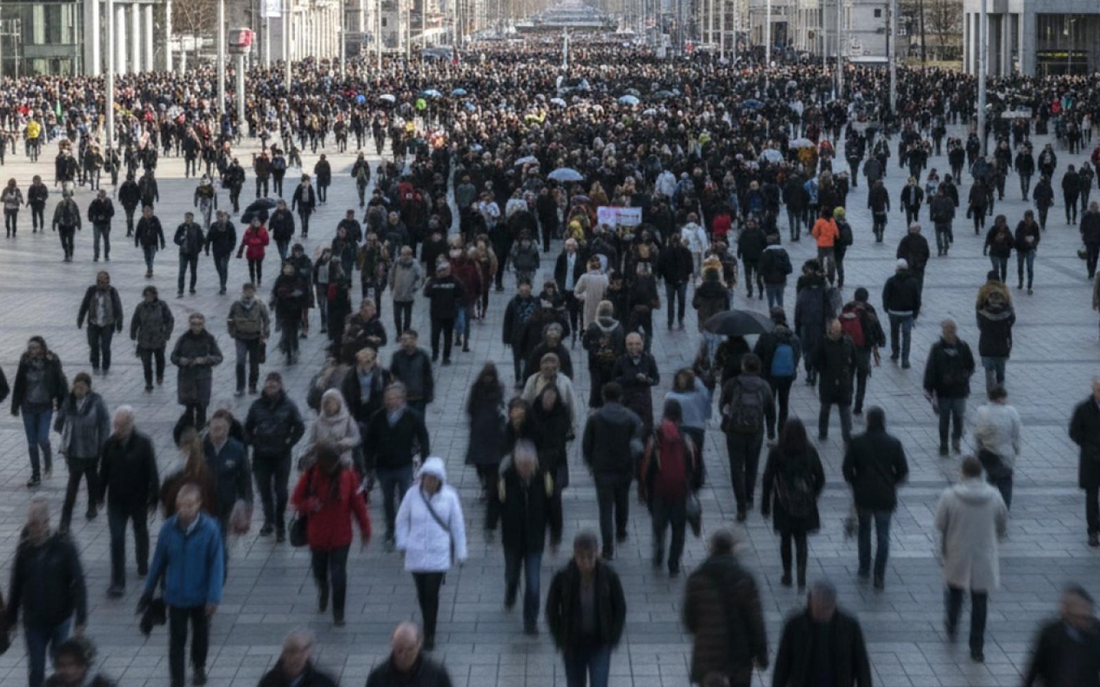 المجلس الانتقالي يرفض حله ويتهم الرياض بضغط واحتجاز قياداته وسط حشود عدن