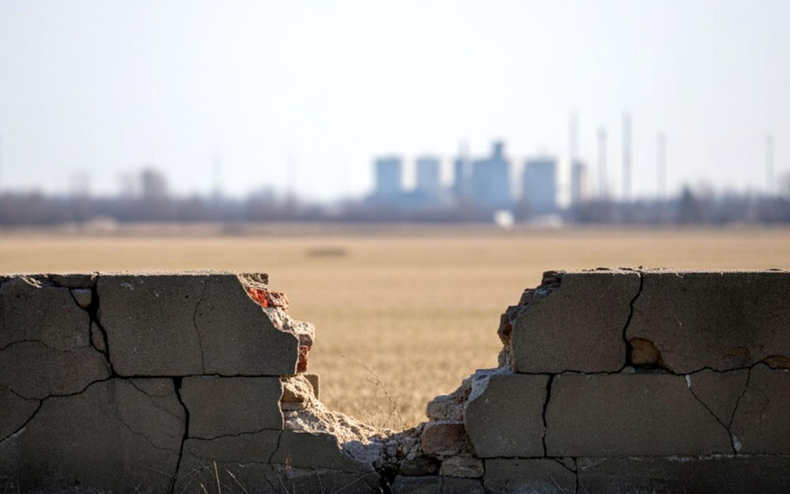 الاحتلال يخرق التهدئة في غزة: غارات مكثفة ونسف مبان تستهدف النازحين وسط مفاوضات القاهرة