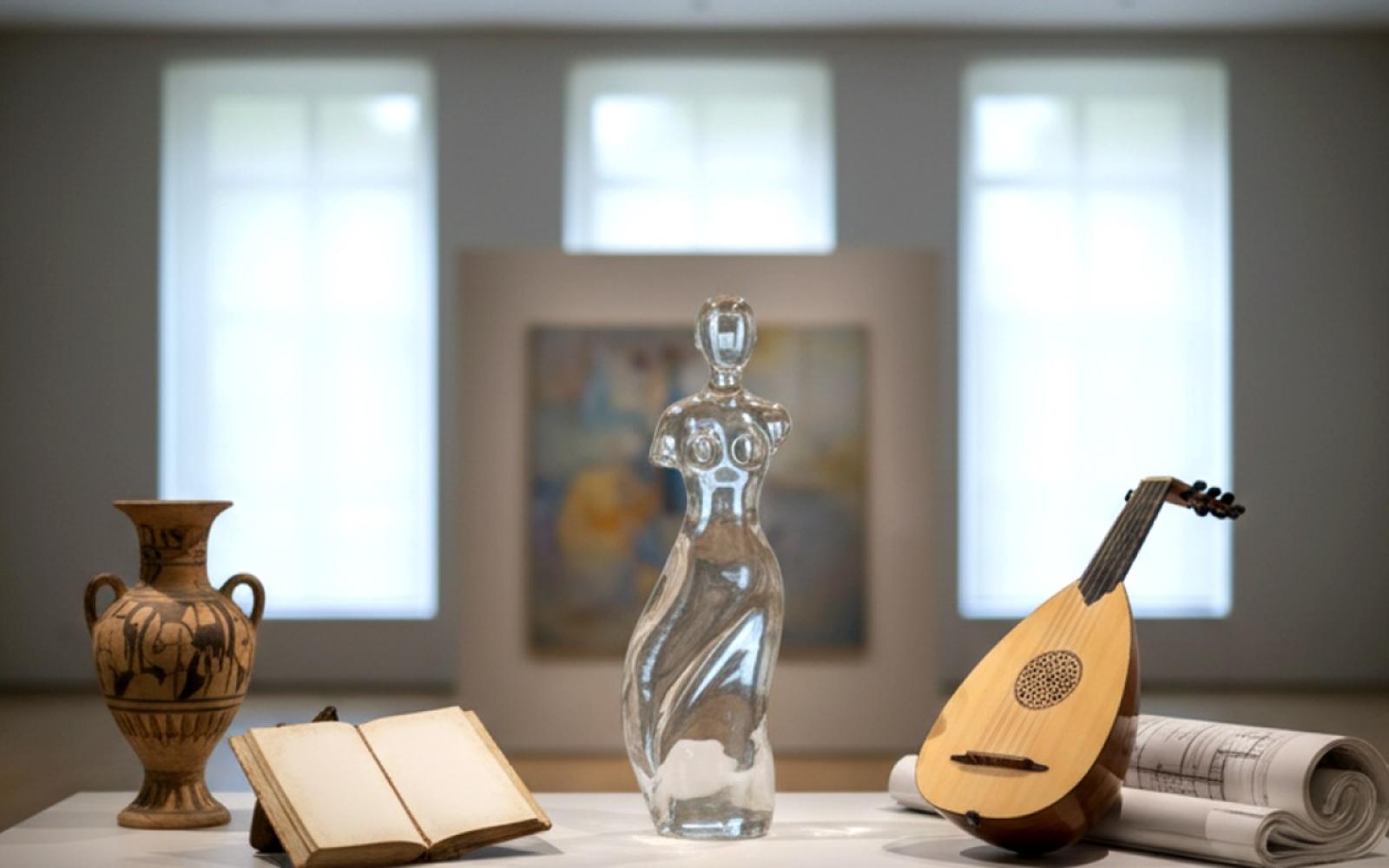 مقالة ثقافية تستعرض تأملات معمقة لعام مضى من الألم واليقين وتحديات مفهوم السعادة