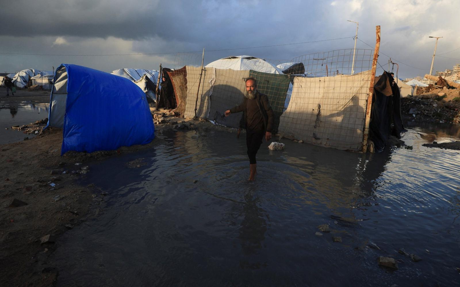 وباء الإنفلونزا يفتك بسكان غزة: نقص الأدوية والحرب يفاقمان الكارثة الصحية