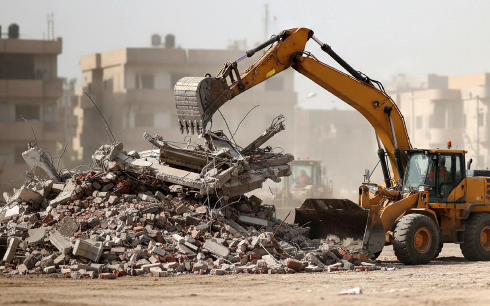 الاحتلال يزيل ركام بيت حانون ويستهدف الصحفيين وسط تصاعد الاستيطان بالضفة