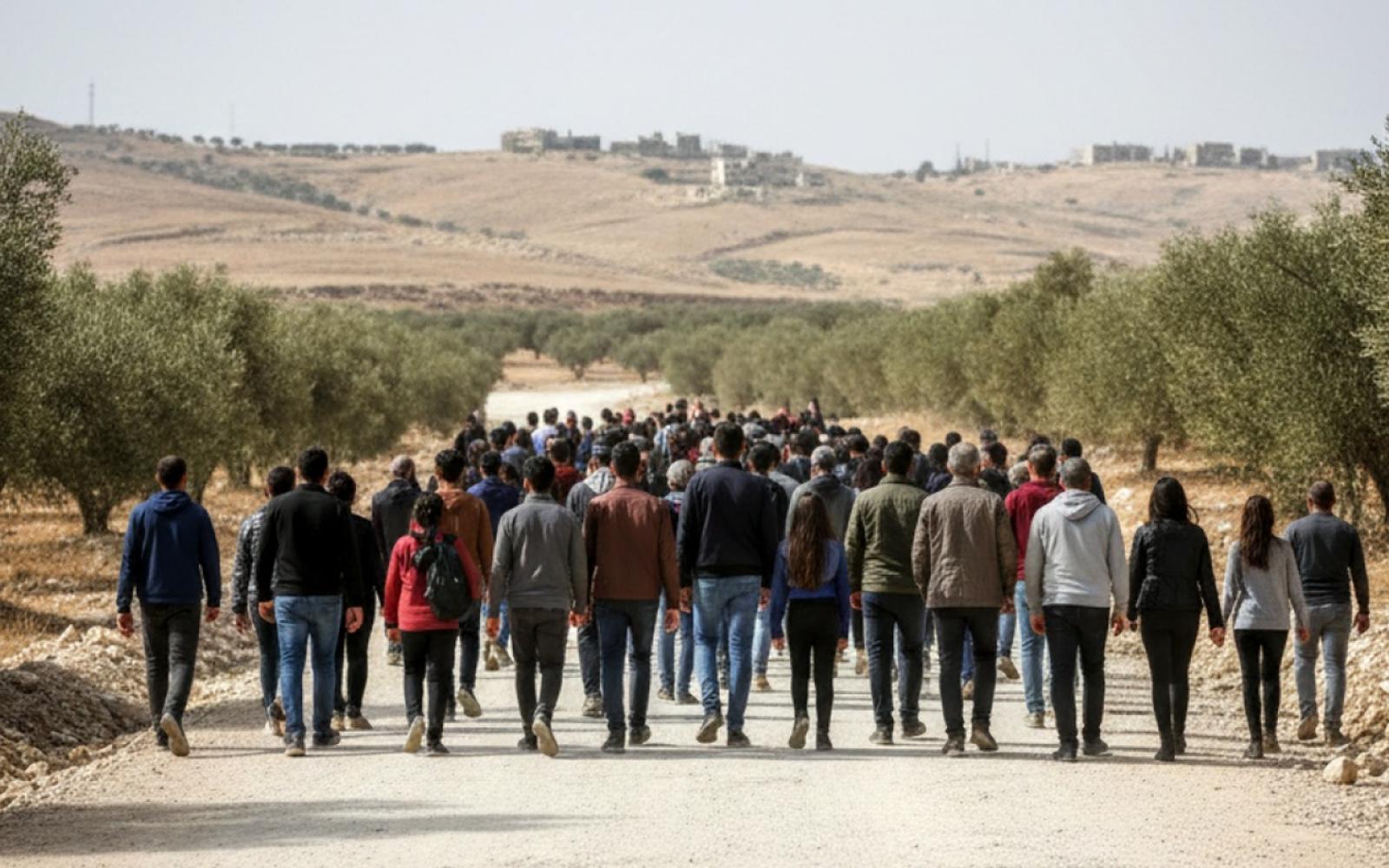 فلسطينيون يتحدون الإبادة بحمل نعوش رمزية في وقفات احتجاجية غاضبة
