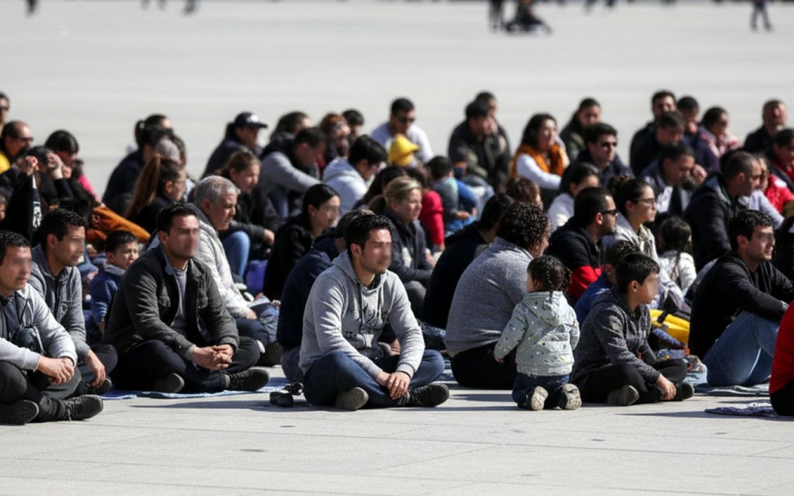عائلات أسرى غزة تعتصم مطالبةً الصليب الأحمر بالكشف عن مصير أبنائها بالمعتقلات الإسرائيلية
